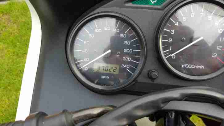 Suzuki GSX 600 F in weiß BJ98 TÜV 07/18