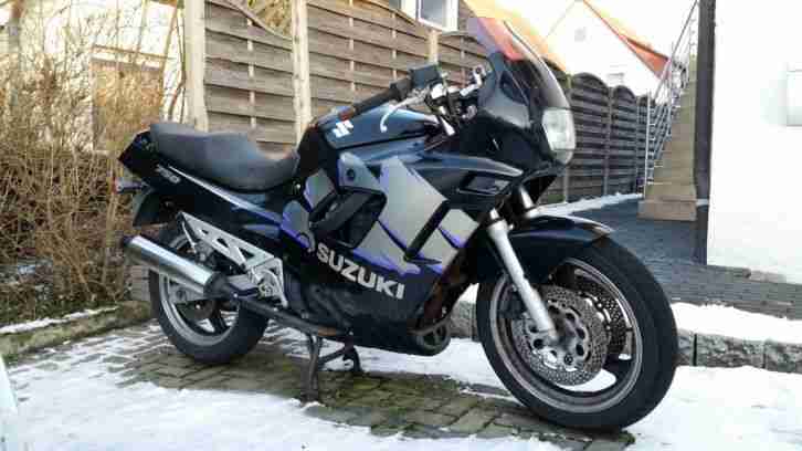 GSX 750 F Motorrad schwarz