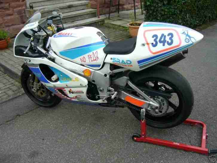 Suzuki GSX-R 750 SRAD RENNSPORT RACEBIKE RUNDSTRECKE