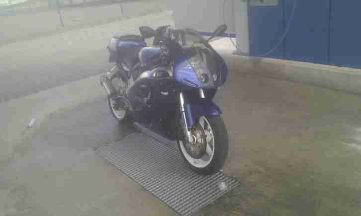 Suzuki Gsxr 750 mit eingetragener Rennverkleidung