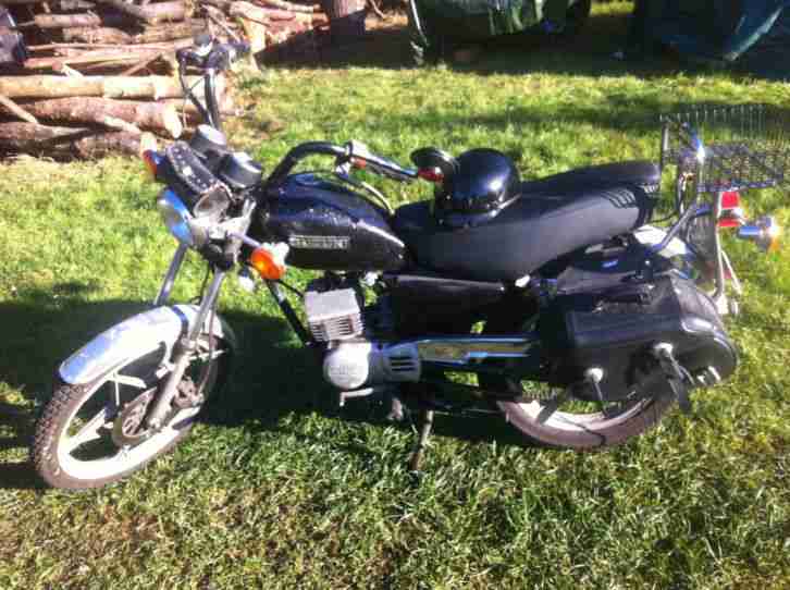 Suzuki Leichtkraftrad schwarz