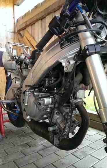 Suzuki RGV250 J22B Mod 92 mit revidiertem Motor zum Wiederaufbau