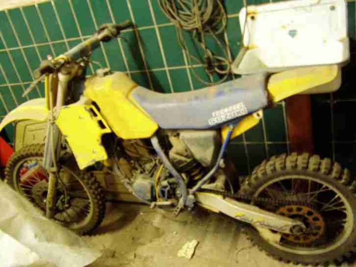 Suzuki RM 125 Vollcross gelb blau wassergekühlt Motorcross Kolbenkipper