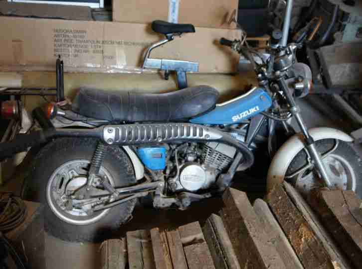 Suzuki RV 125 von 1977 in blau im Original-Zustand