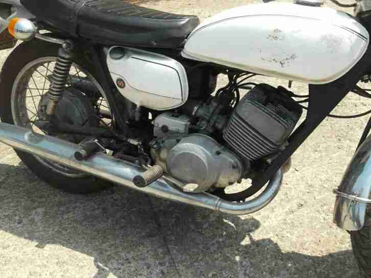 Suzuki T250 jahr 1969-1972,scheunenfund,start sehr gut,moto dreht sehr gut,