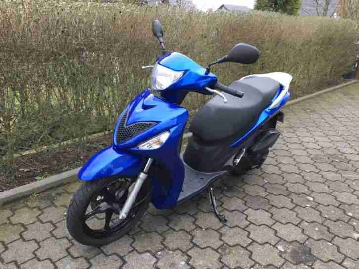 Suzuki UX 125 Sixteen