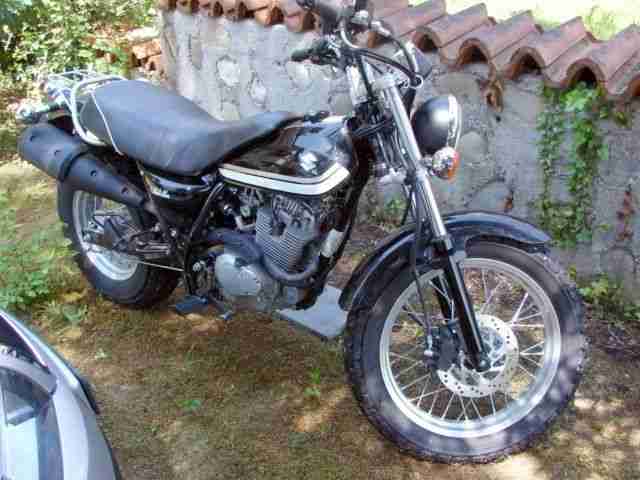 Suzuki VanVan 125 RV schwarz runde Spiegel 9 kw EZ 4/15 3400 km Garant.23 Mo