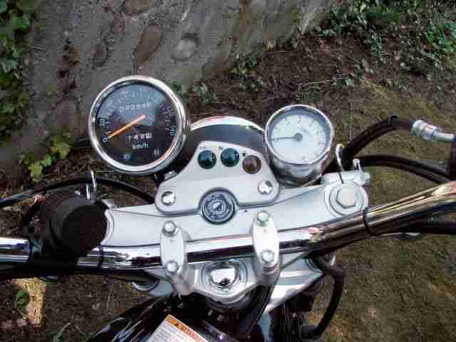 Suzuki VanVan 125 RV schwarz runde Spiegel 9 kw EZ 4/15 3400 km Garant.23 Mo