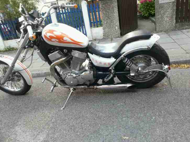 Suzuki intruder vs 1400 custom bike