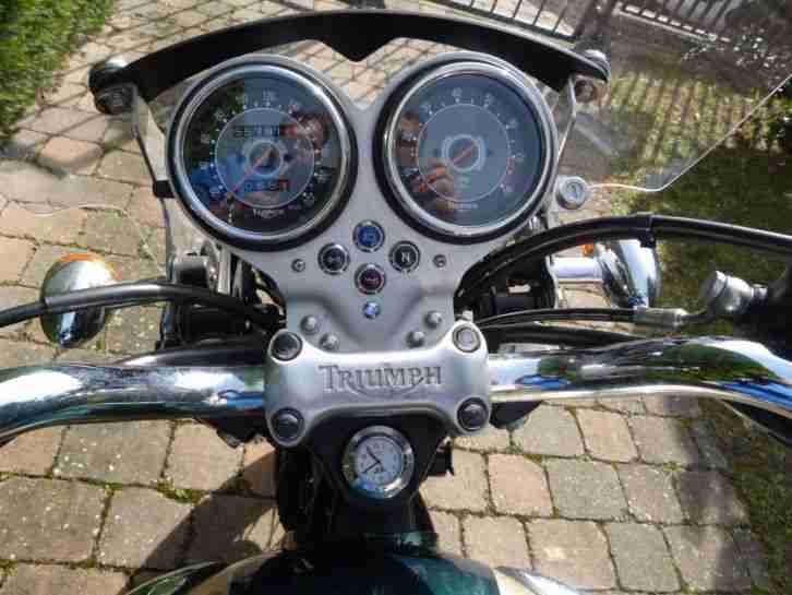 TRIUMPH BONNEVILLE T100 in Top-Zustand!