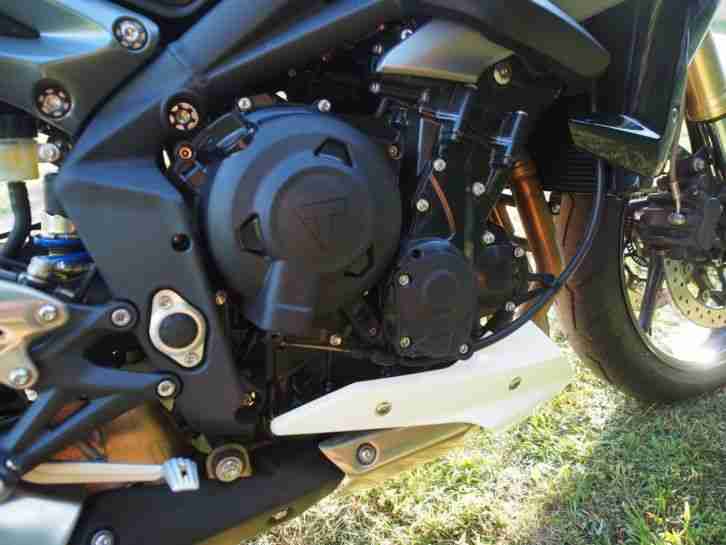 TRIUMPH Street Triple 675 ABS; BJ 2014; 5.300 km, Scheckheft gepflegt USt. auswb