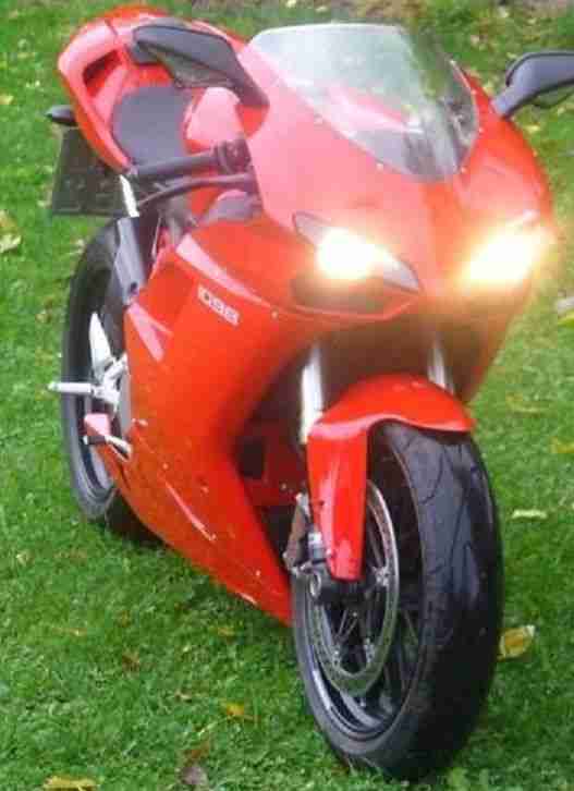 Technisch und optisch neuwertigem ROT Ducati zum Verkauf