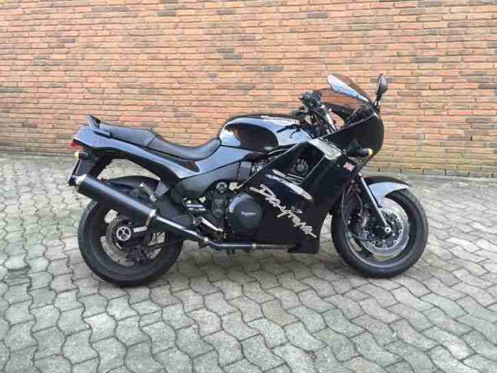 Triumph Daytona 900 T300