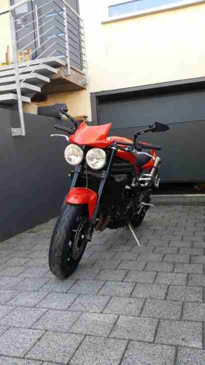 Triumph Speed Triple 1050 Facelift mit viel Zubehör