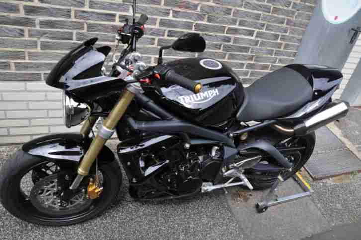 Triumph Street Triple 675 schwarz mit Remus Auspuff