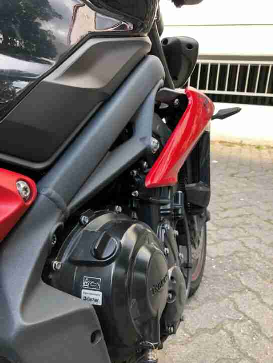 Triumph Street Triple R 675 Baujahr 2014