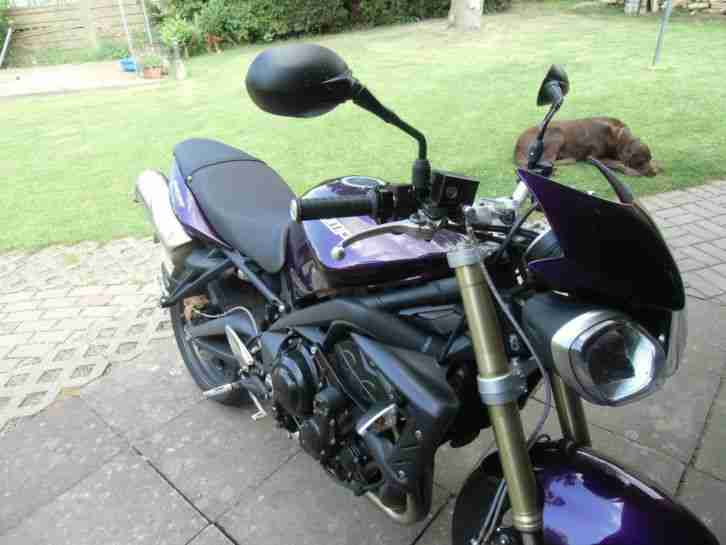 Triumph Street Triple wie neu erst 3400 Kilometer gelaufen Bj 07 2011