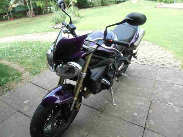 Triumph Street Triple wie neu erst 3400 Kilometer gelaufen Bj 07 2011