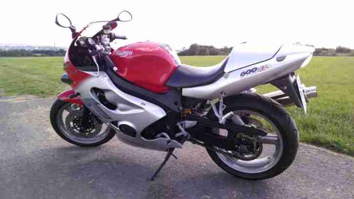 Triumph TT 600 in gepflegtem Zustand ! ! ! HU 03/2016, 26.800 km, 72 KW