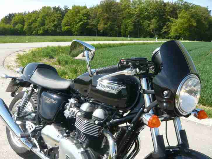 Triumph Thruxton, Naked Bike, schwarz, Modell 2015, 850 Km, 68 PS, 865cm3