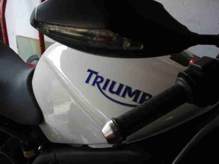 Triumph street Triple, super Zustand, 8.250 km. Tüv neu, Scheckheftgepf