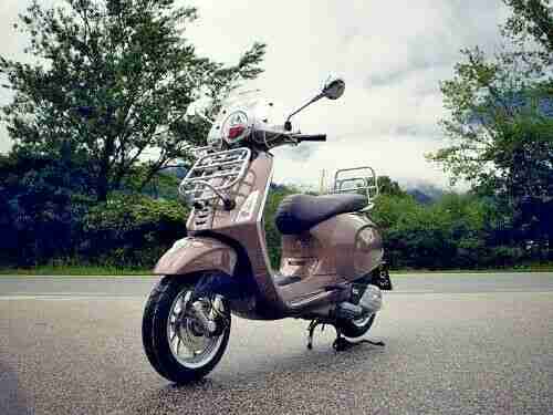 Vespa 125 Primavera Touring marrone LED