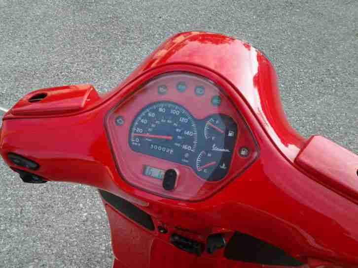 Vespa GTS-300-Unfallbeschädigt.