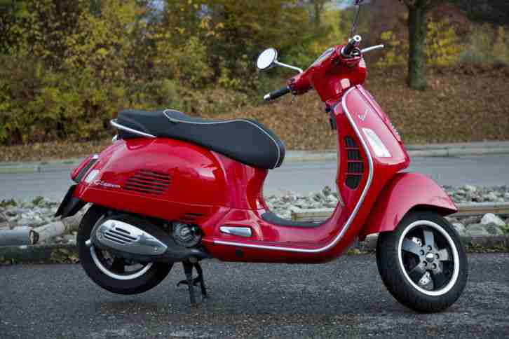 Vespa GTS Super 300 IE ABS ASR BJ 2015 Roller Rot