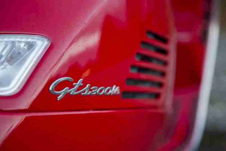 Vespa GTS Super 300 IE ABS ASR BJ 2015 Roller Rot