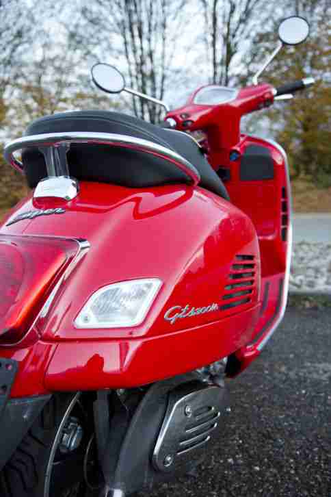 Vespa GTS Super 300 IE ABS ASR BJ 2015 Roller Rot