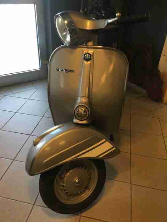 Vespa Rally 200 in silber 1977 mit 9500