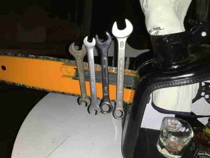 Werkzeugkasten auf der einen Seite Mobile Hausbar Auf der anderen Seite