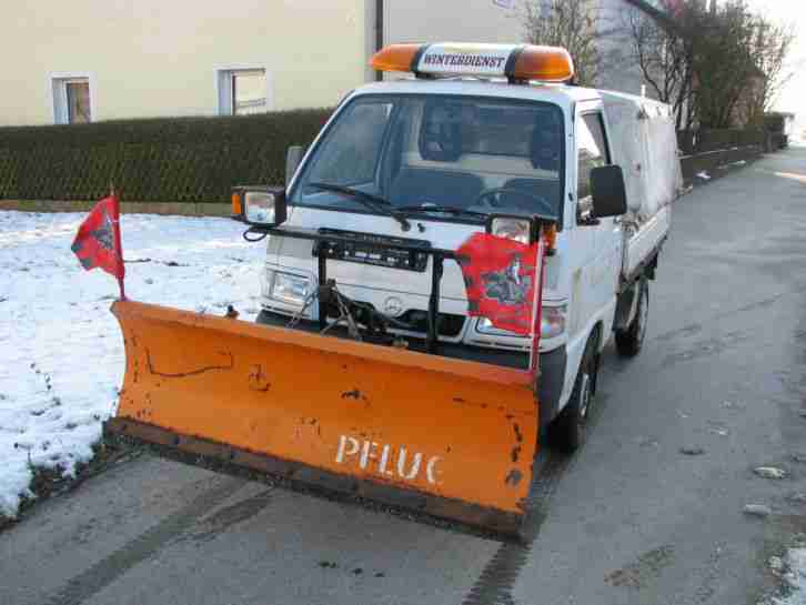 Winterdienstfahrzeug, Pfau mit Schneepflug,