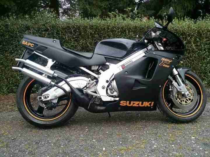 Winterpreis: Suzuki RGV 250, VJ22B, Carbon