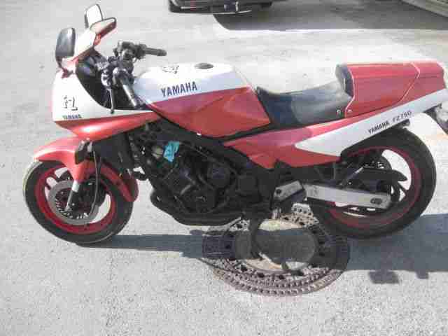 YAMAHA FZ 750 aus 1985 hat alle DEUTSCHEN Papiere der MOTOR DREHT