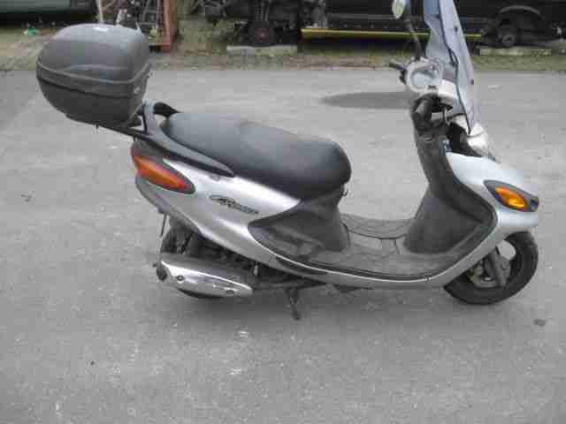 YAMAHA Roller XC 125 F aus Baujahr 2002 wie abgebildet mit Diebstahlschaden