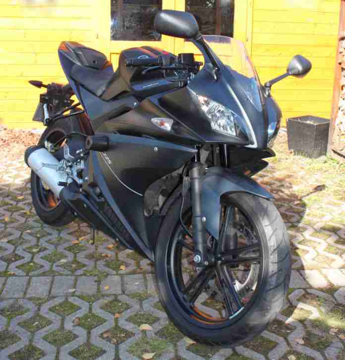 YZF R 125 TECH Carbon Version Edition