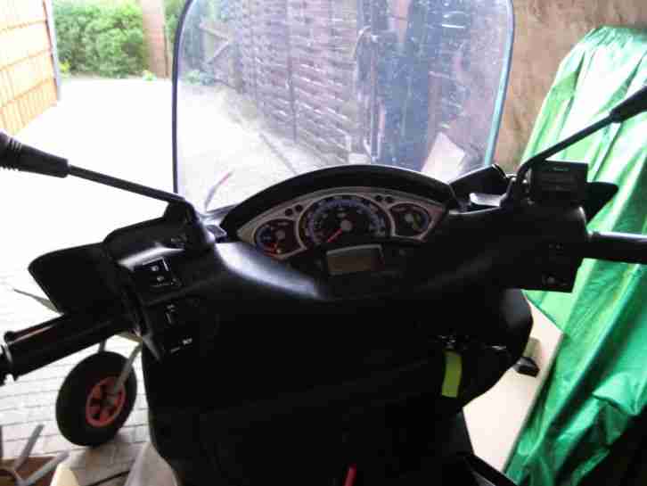 Yamaha 250 X-MAX sehr gut silbermetallic, 6000 KM, unfallfrei,TÜV
