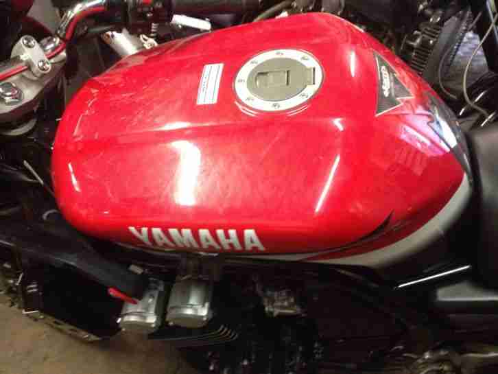 Yamaha FZS 600 Fazer Unfall Motorrad Unfallmotorrad RJ02 E.Z. 8/2001 KM15500