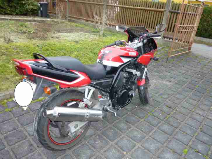 Yamaha FZS 600 Motorrad mit Zubehör