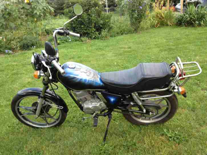Yamaha RX Oldtimer Chopper Motorrad mit Airbrusch