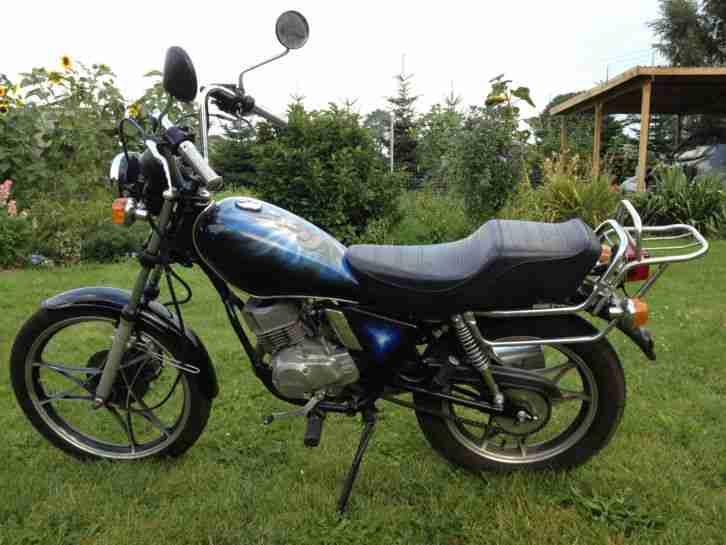 Yamaha RX Oldtimer Chopper Motorrad mit Airbrusch