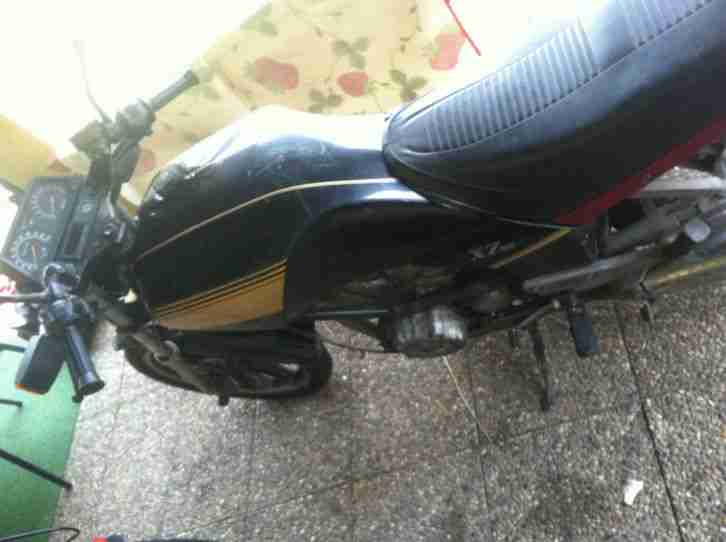 Yamaha XZ550 XZ 550 mit 2 Zylinder V Motor + Kardan für Bastler