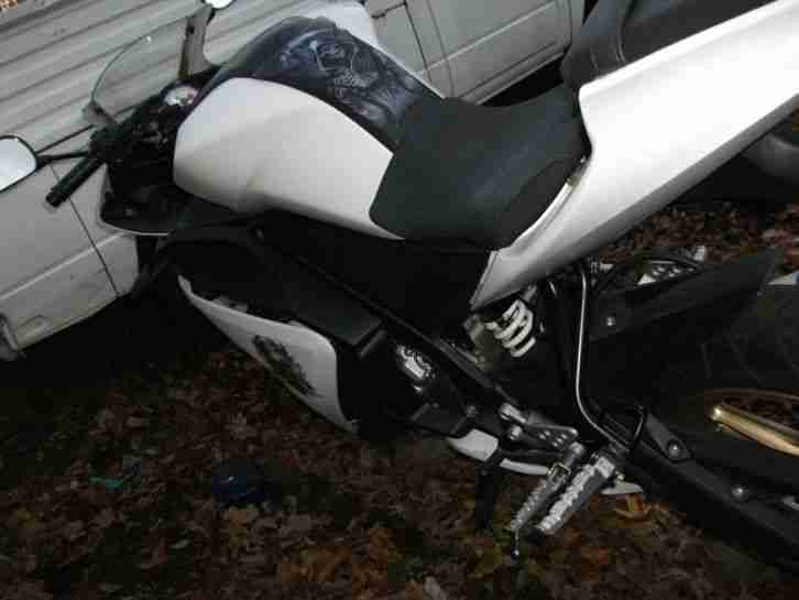 Yamaha YZF R 125 weiß als Unfallfahrzeug an BASTLER
