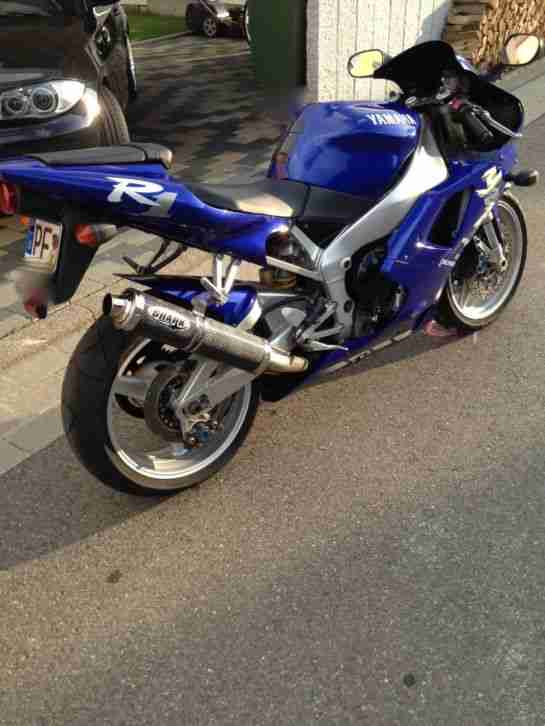 Yamaha YZF-R1 in blau