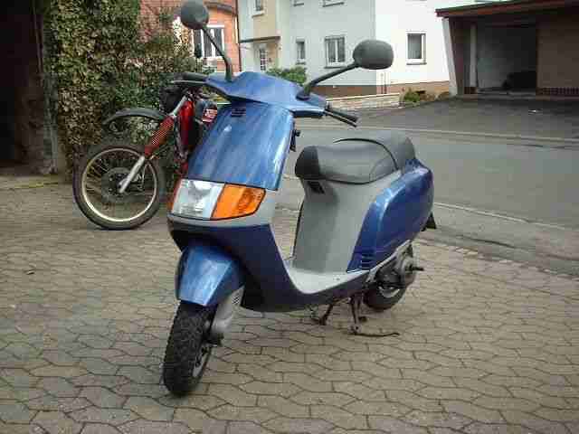 Zerlegter, nicht fahrbereiter Roller mit Motorschaden Baujahr 1993 abzugeben