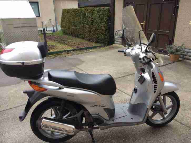 Zuverlässigen Honda SH 125 mit neuen Reifen