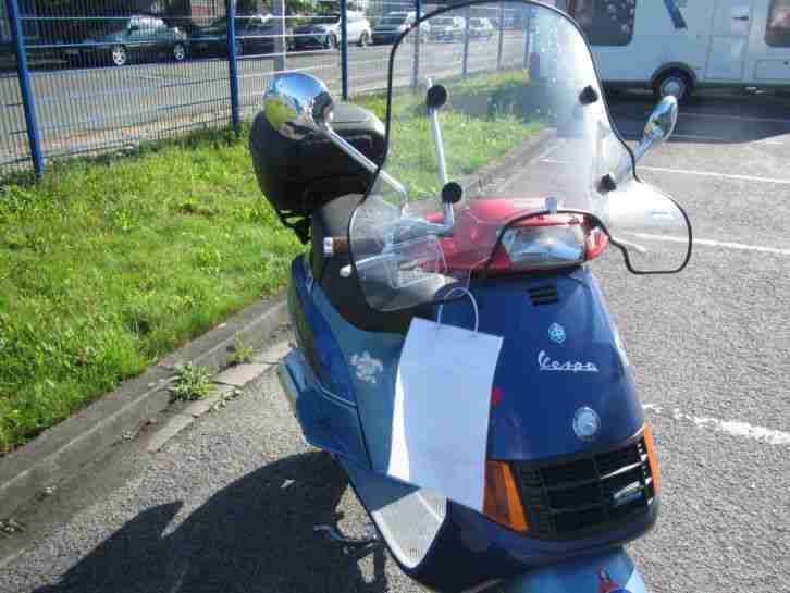 gut erhaltener Vespa Piaggio Roller