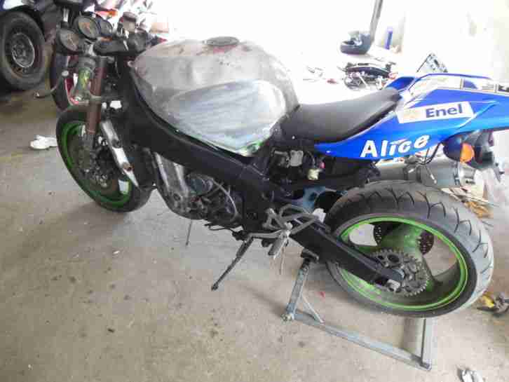 kawasaki zxr 750...streetfighter projektaufgabe..