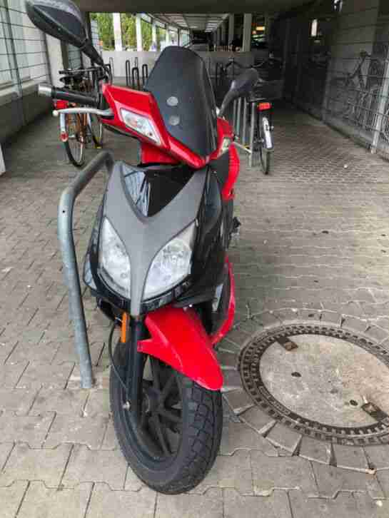 Kymco super 8 4Takter // defekt (vermutlich der Vergaser + Baterie leer)